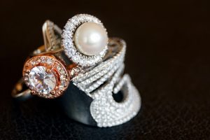 Δαχτυλίδια με διαμάντια και μαργαριτάρι